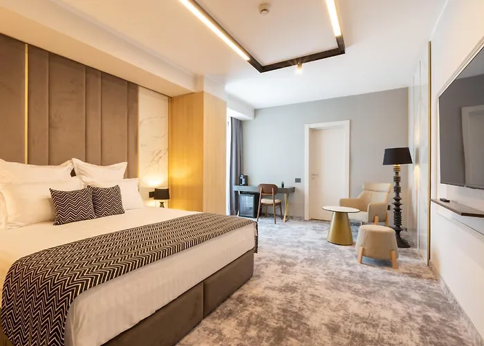 Lupa By Bueno Constanţa